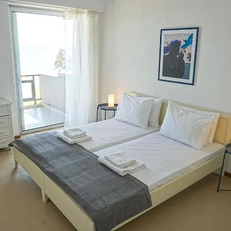 شقة Sunny Bay Beachfront Retreat *