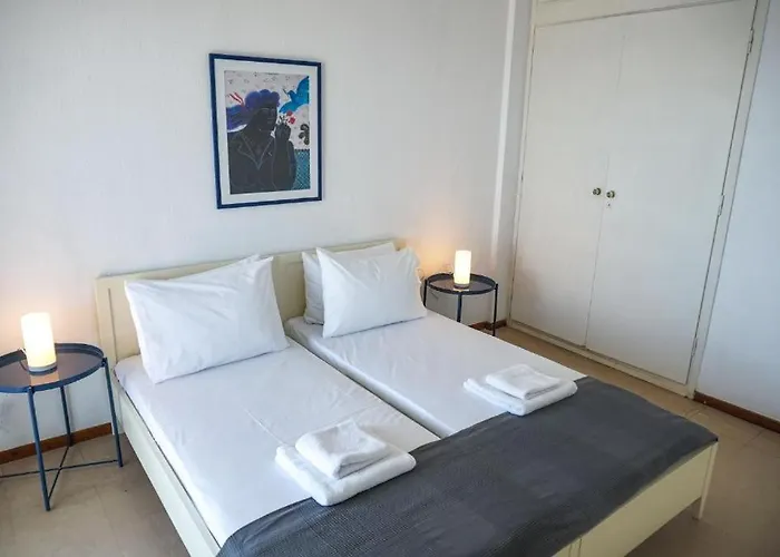 Sunny Bay Beachfront Retreat