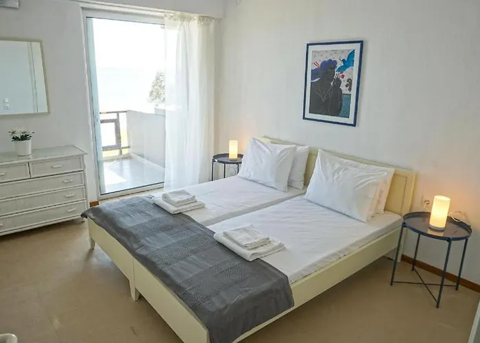 Daire Sunny Bay Beachfront Retreat *