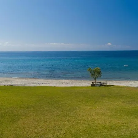 Sunny Bay Beachfront Retreat Lejlighed *