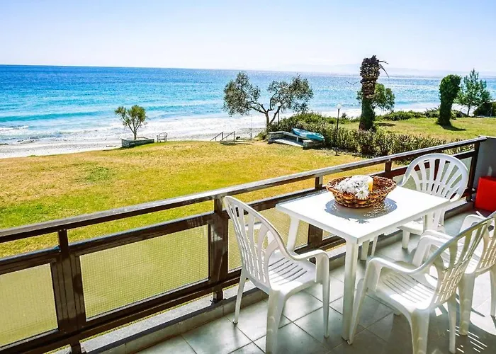 Sunny Bay Beachfront Retreat Apartmán *