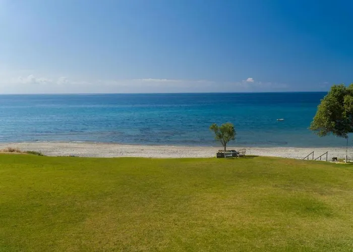 Sunny Bay Beachfront Retreat Apartmán *