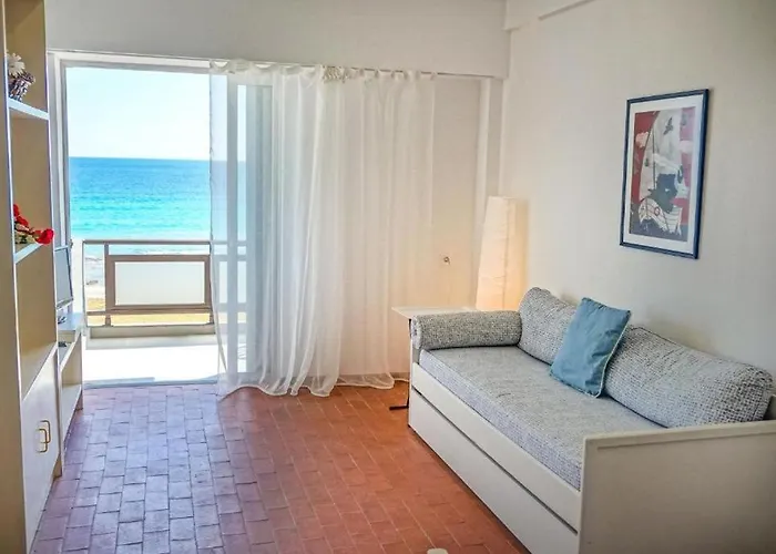 Sunny Bay Beachfront Retreat